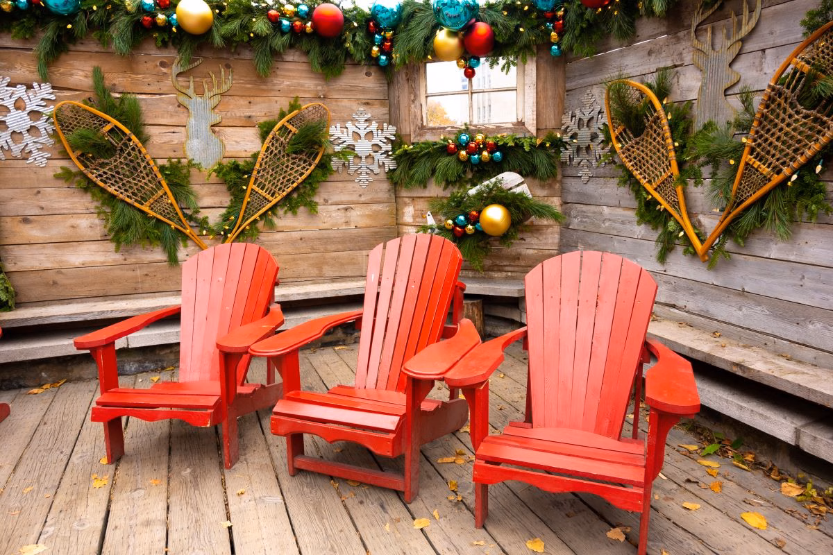 festive-decor-at-a-ski-lodge-with-chairs